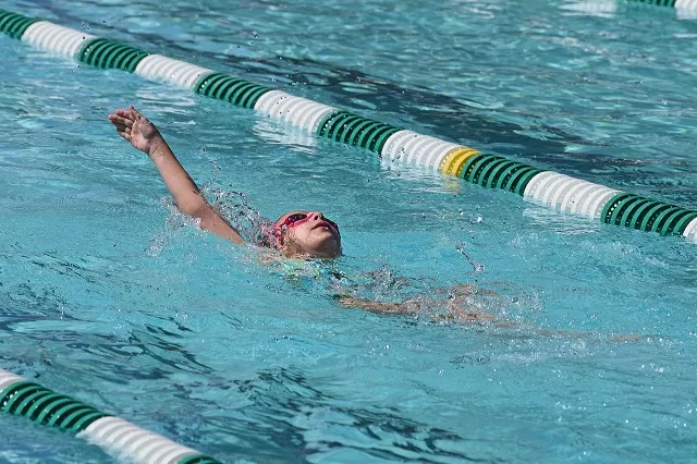 Kid swimming on her/his/their back