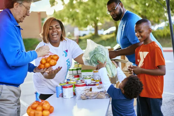 Volunteers bringing food